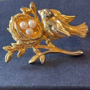 Vintage Brooch or Pin - Sweet Bird in Nest with Pearl like Eggs 🪺 🐦